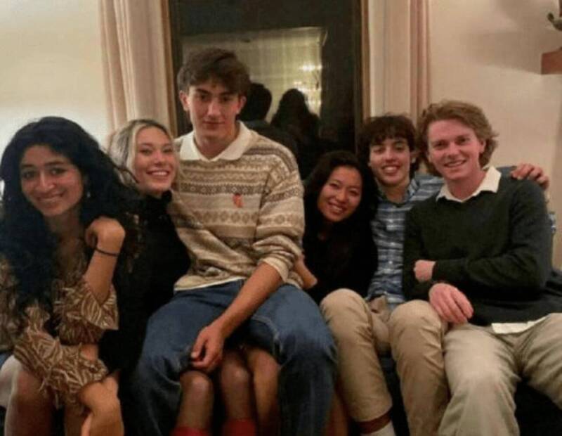 年輕年子坐谷愛凌大腿，被起底是她男友，為史丹佛同學。（翻攝微博）