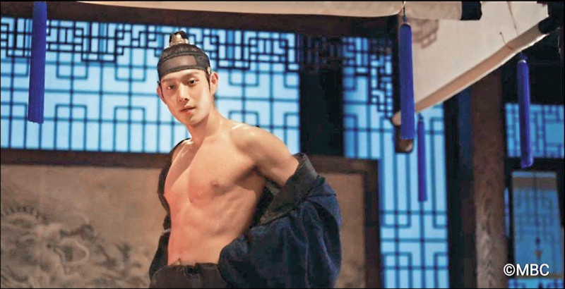 金永大在《禁婚令》大秀精實胸肌。(翻攝自Hami Video)