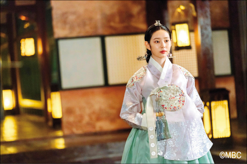 金珉周在戲中飾演世子嬪,只出現一集就「領便當」。(Hami Video提供)