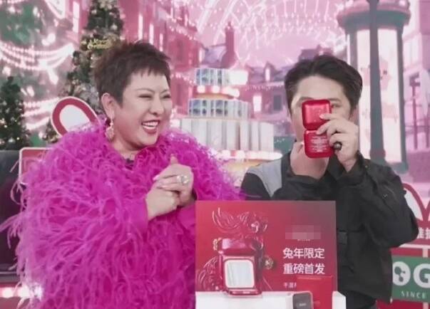 「向太」陳嵐一身貴氣直播賣貨，喊叫功夫不輸汪小菲母親張蘭。（翻攝自抖音）