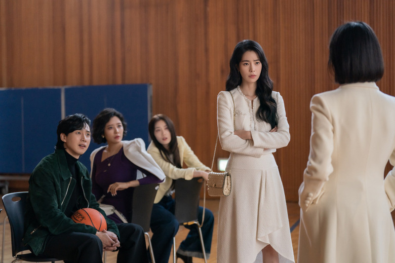 林知衍（右二）在《黑暗榮耀》中，演出霸凌宋慧喬的惡女人。（Netflix提供）