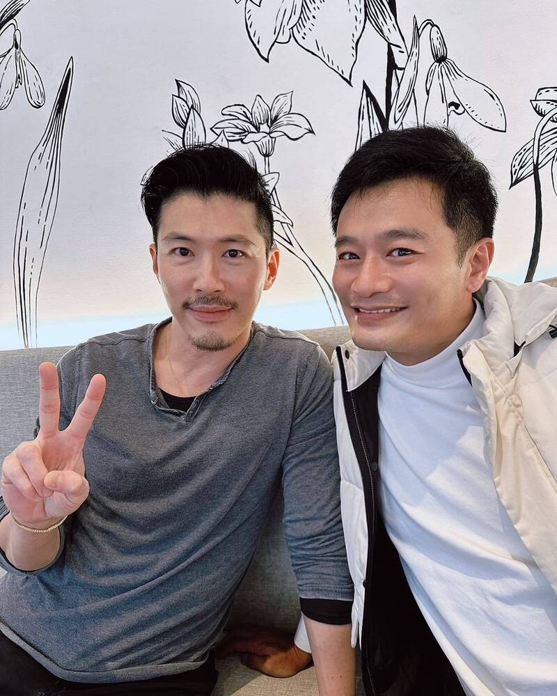 大家猜到了嗎？讓林佑星酸喊「蓄鬍都還可以這樣帥」的男神，就是黃少祺（左）。（翻攝自林佑星臉書）