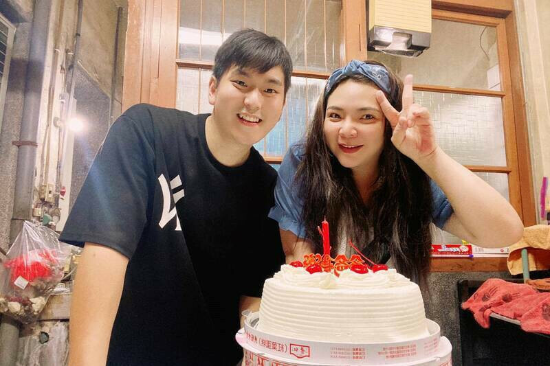 小甜甜（右）與宋先生在臉書隔空交火。（翻攝自臉書）