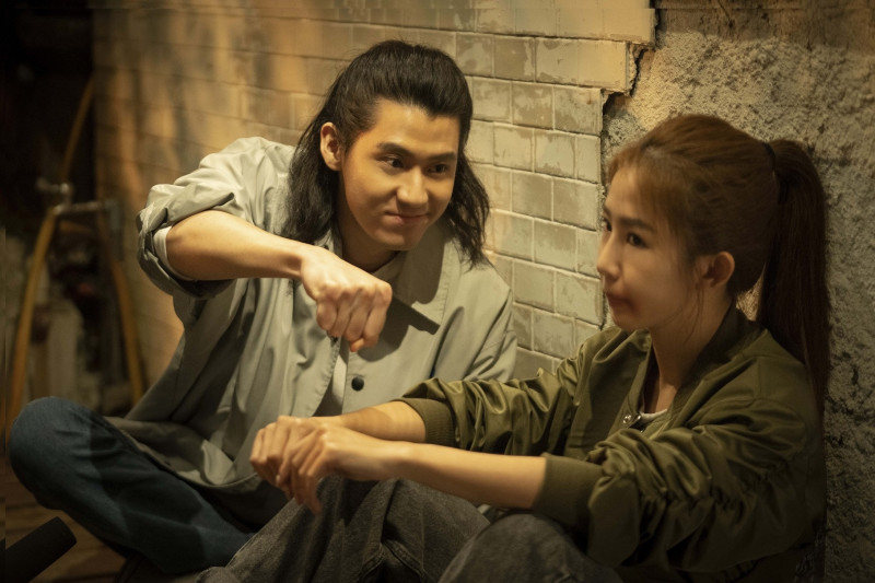 李玉璽（左）與郭書瑤在《師大公園地下社會》有不少互動。（阿榮影業提供）