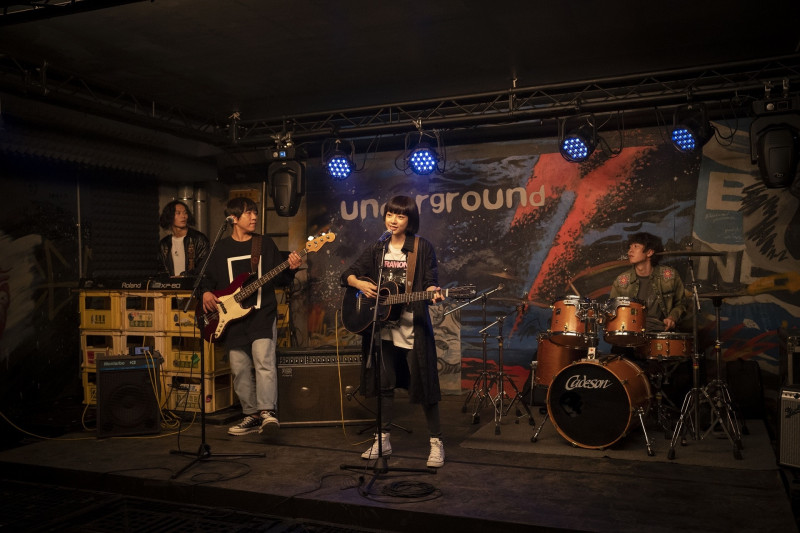 姚愛寗在《師大社會地下公園》與神棍樂團組團擔綱主唱，從此愛上音樂。（阿榮影業提供）