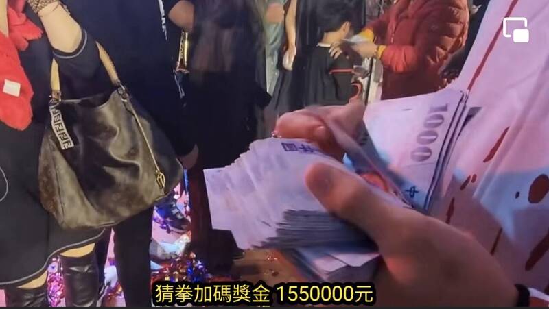 廖老大辦尾牙，現場拿出155萬現金數鈔送出。（翻攝臉書）