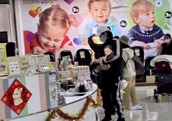 向佐親自抱娃。（翻攝自微博）