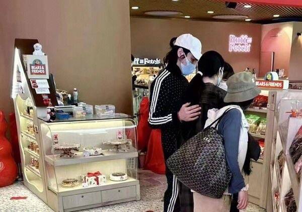 郭碧婷與向佐終於合體。（翻攝自微博）