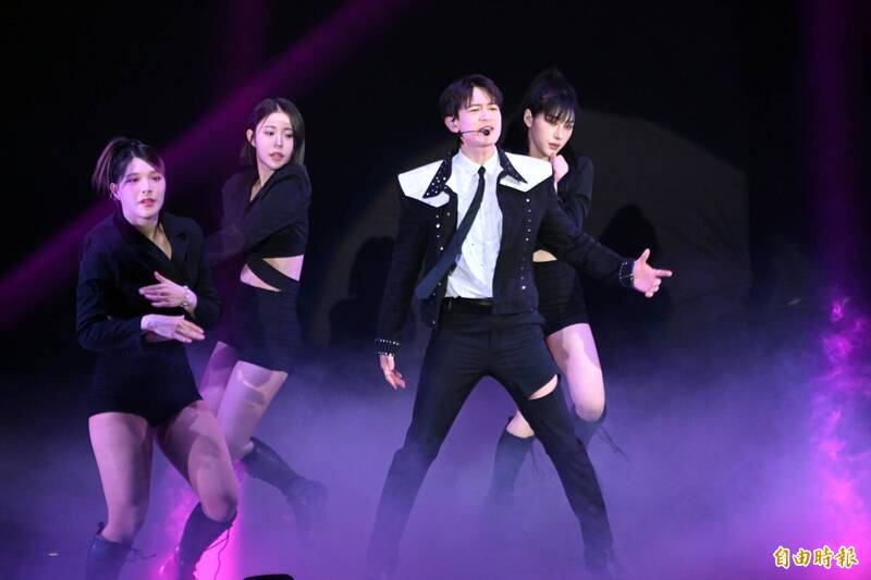 韓國人氣男團SHINee成員珉豪（右二）今在台舉辦見面會。（記者胡舜翔攝）