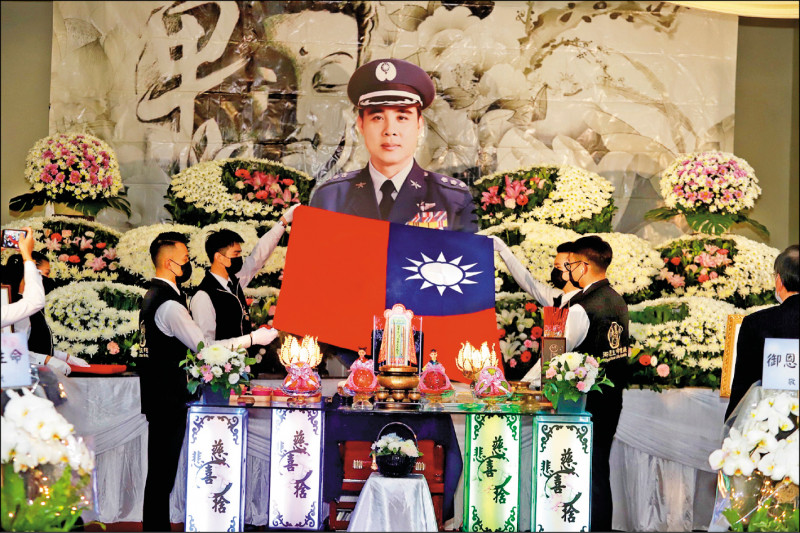 兵家綺送別飛官父 申請國旗覆棺 - 自由娛樂