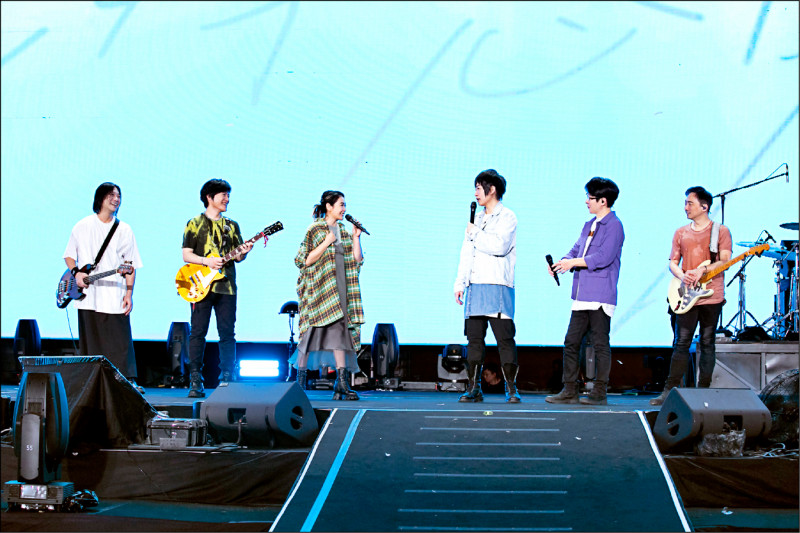 五月天再次邀請好友劉若英（左三）擔任嘉賓合唱，掀起高潮。（相信音樂提供）