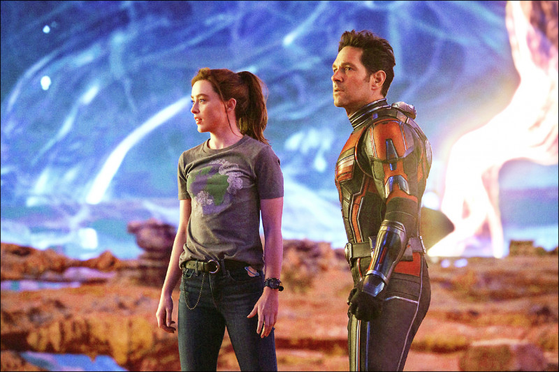 凱薩琳紐頓（左）在《蟻人與黃蜂女：量子狂熱》演保羅路德的女兒，大讚他是個好爸爸。（迪士尼提供）