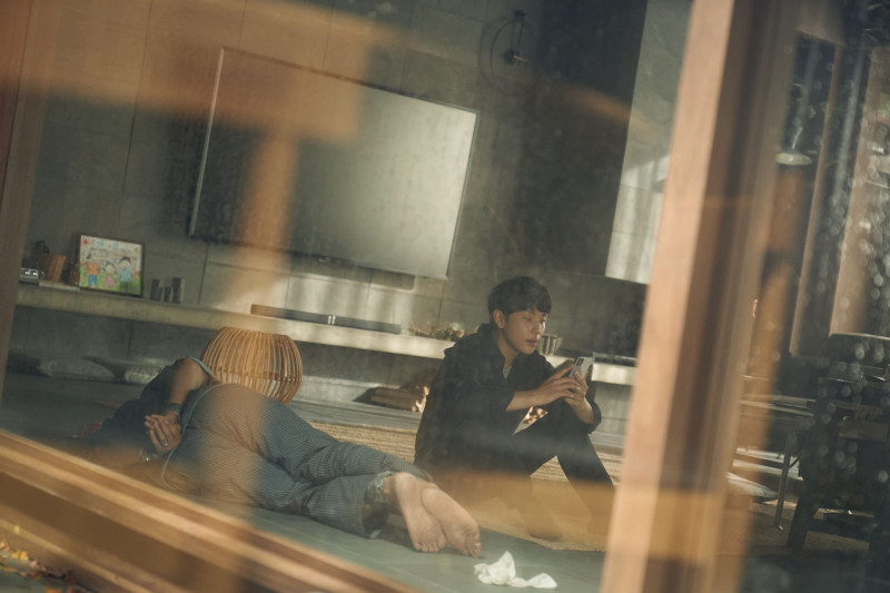 任時完在《原本以為只是手機掉了》中化身反派幹壞事。（Netflix提供）