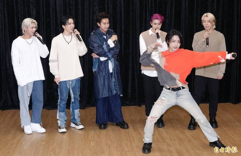 ALL IN 5 台北演唱會練舞探班 邱凱偉Darren（左三）擔任嘉賓（記者潘少棠攝）