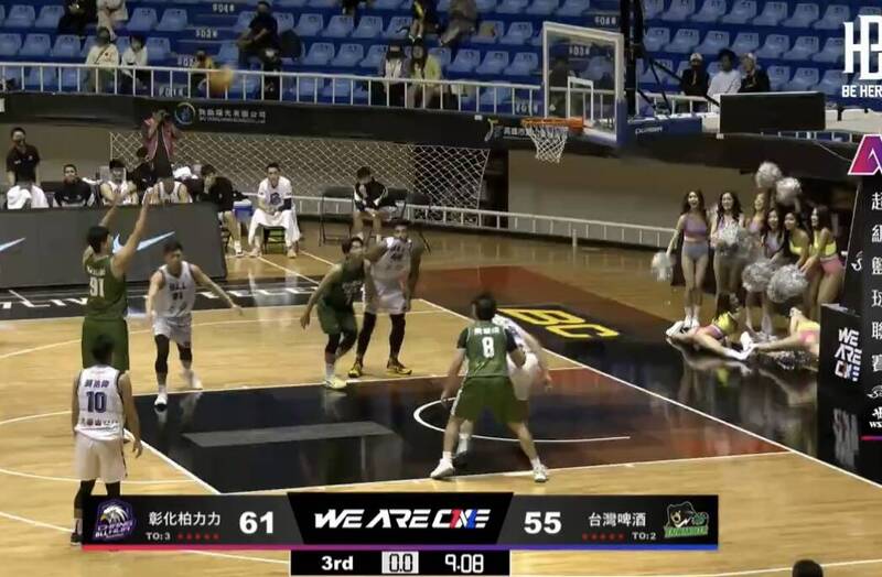 台啤球員罰球，LuxyGirls（右下）使出丁字褲一自馬干擾。（翻攝YouTube）