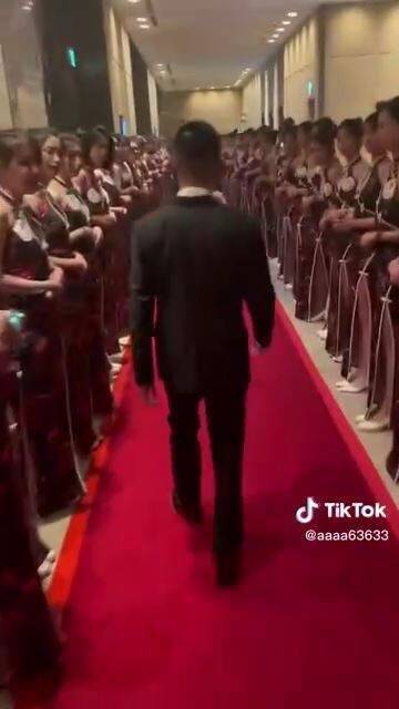 爆乳旗袍辣妹沿著紅毯排成兩列，現場迎賓送客。（資料照，翻攝TikTok）