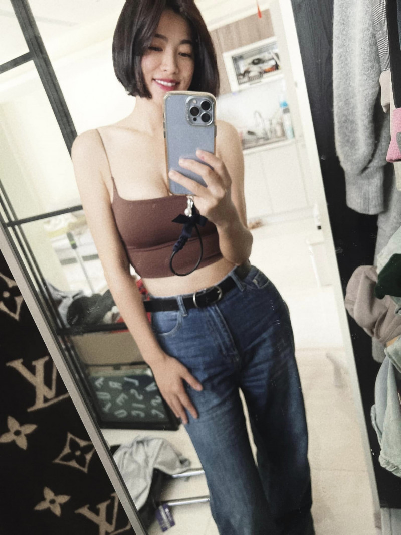 米可白分享露腰照，網友全將視線放在豐滿的上圍。（翻攝自臉書）