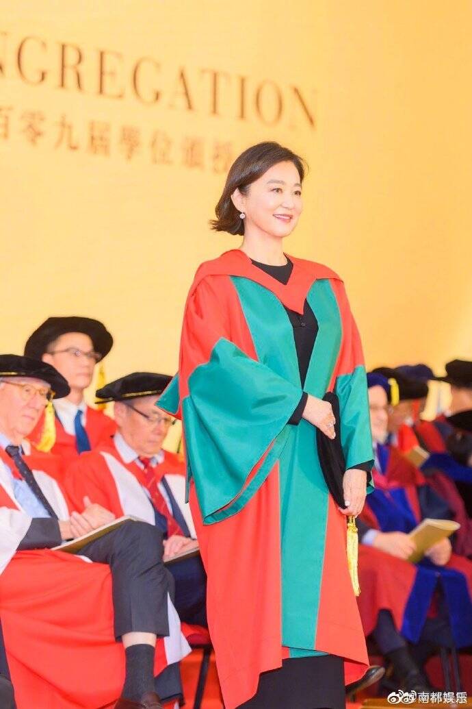 68歲林青霞全身依舊散發巨星丰采。（翻攝自林青霞微博）