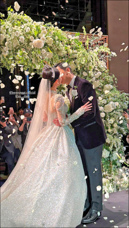 李昇基跪唱《跟我結婚好嗎》喜娶李多寅 半個演藝圈到場 - 自由娛樂