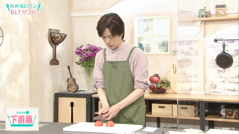 DAIGO主持《DAIGO下廚趣》，化身料理小白。（國興衛視提供）