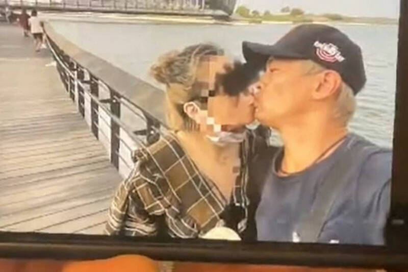 薛紀綱激吻小三照曝光。(翻攝自臉書)