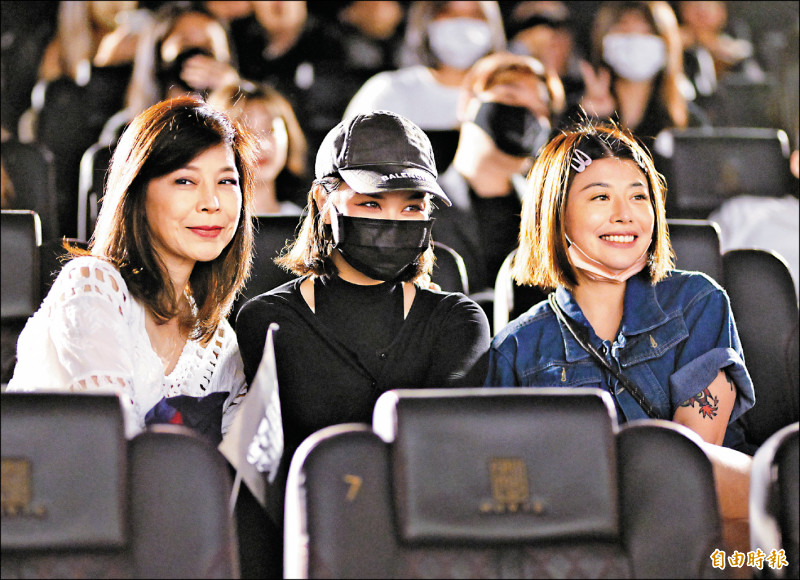 Marz23舉辦MV首映會,媽媽阿娥(左起)、女友Lea與姊姊林吟蔚都到場支持。(記者王文麟攝)