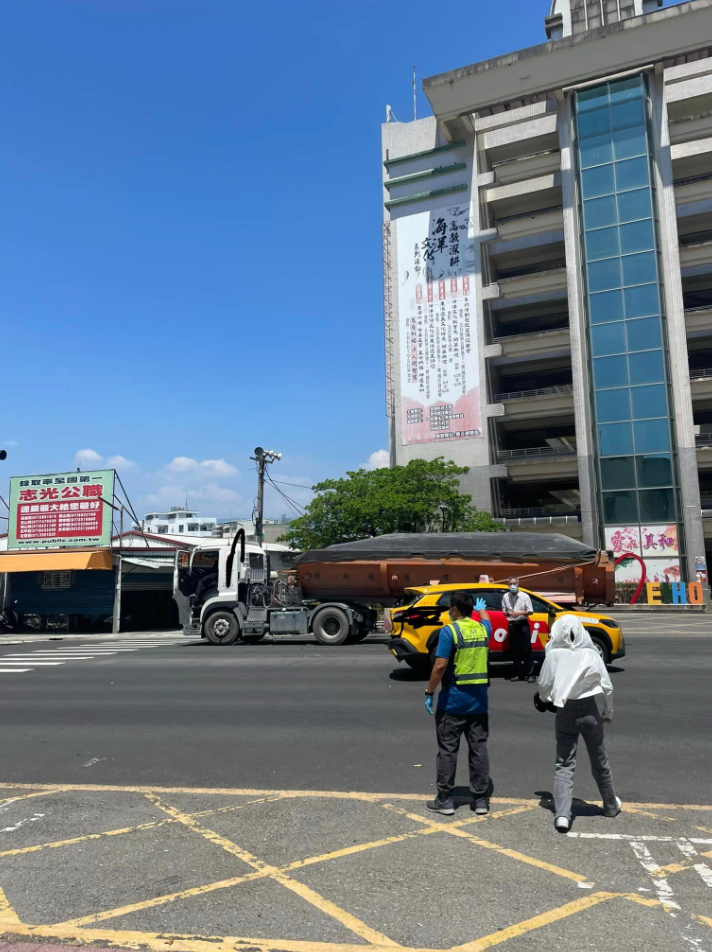 黃豪平所搭的計程車遭到砂石車追撞，所幸並無大礙。（翻攝自臉書）