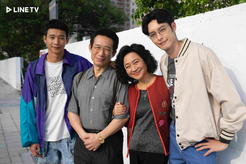 曹佑寧（右起）、楊麗音、郭子乾、黃冠智飾演一家人。（LINE TV提供）