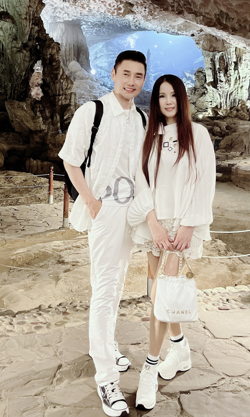 包偉銘（左）、劉依純到越南旅遊，難忘當地的自然美景。（翰森娛樂提供）