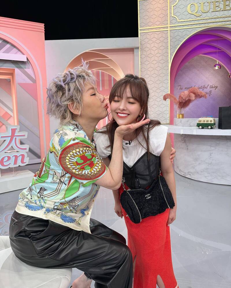 藍心湄（左）送徐凱希（右）精品包當生日禮物。（翻攝自臉書）