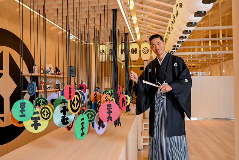 AKIRA搶先體驗店內遊戲。（藏壽司提供）