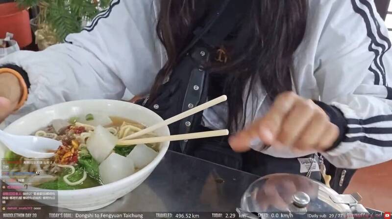 企鵝妹吃麵加超多辣。（翻攝twitch）