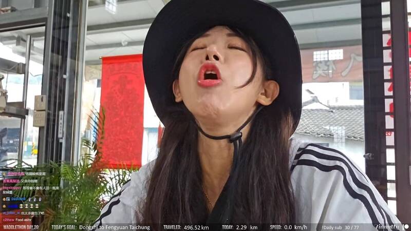 企鵝妹吃麵加超多辣，辣到受不了。（翻攝twitch）