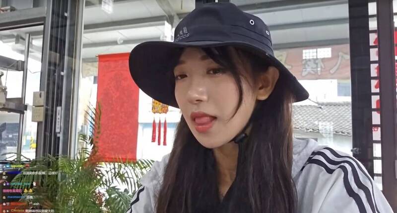 企鵝妹吃麵加超多辣，辣到受不了。（翻攝twitch）