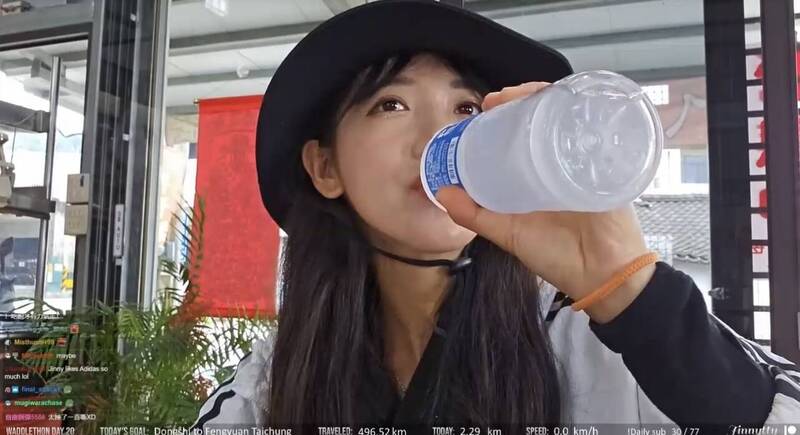 企鵝妹吃麵加超多辣，辣到受不了。（翻攝twitch）