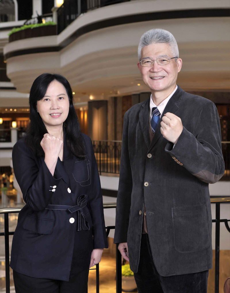 公視基金會董事長胡元輝（右）感謝公視法完成修法。 （公視提供）