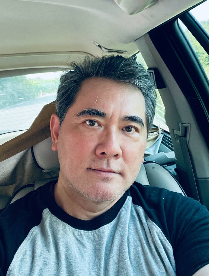 刮掉白鬍渣的趙文瑄帥氣逼人。（翻攝自趙文瑄微博）