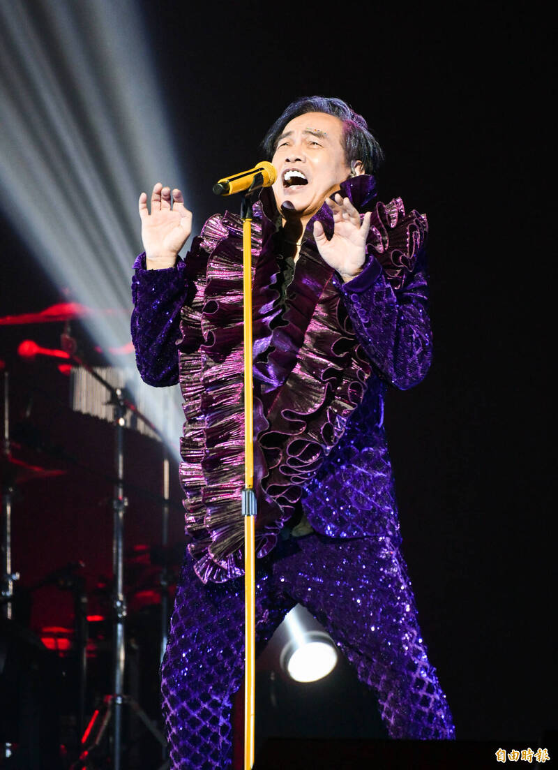 康康今晚在北流開唱，使出渾身解數。（記者王文麟攝）