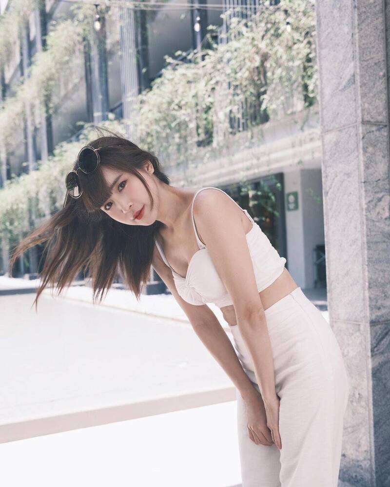 孟潔彎腰前傾炸出事業線。(翻攝自IG)