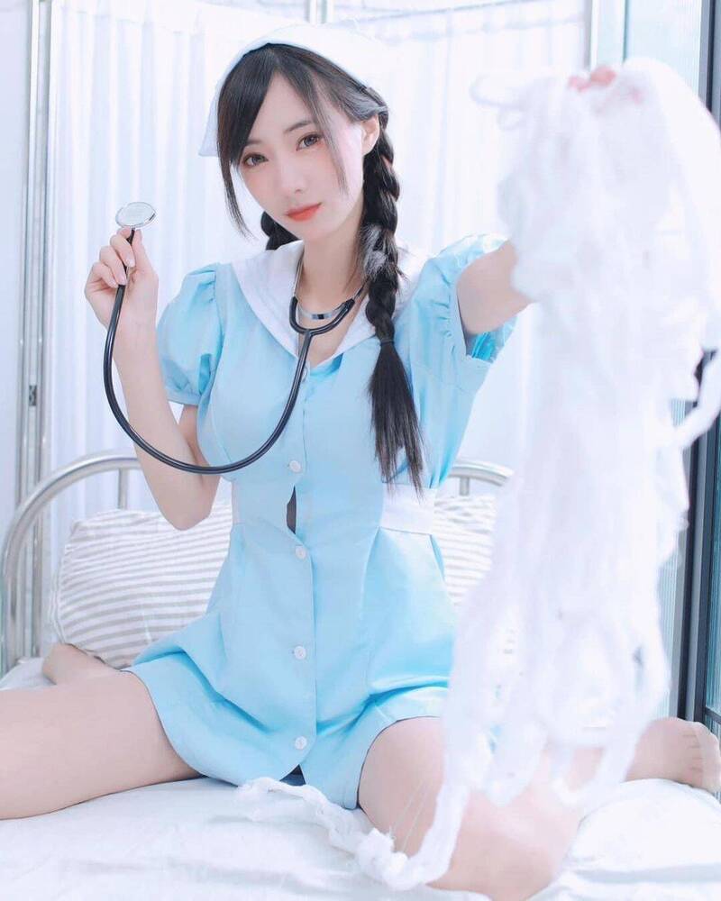 嘎琳跪坐在床上，洩出神秘三角洲。（翻攝自IG）