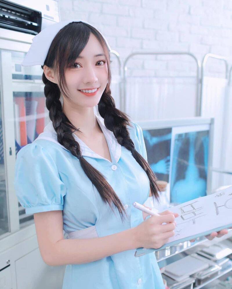 嘎琳化身成純慾感爆棚的女護士。（翻攝自IG）