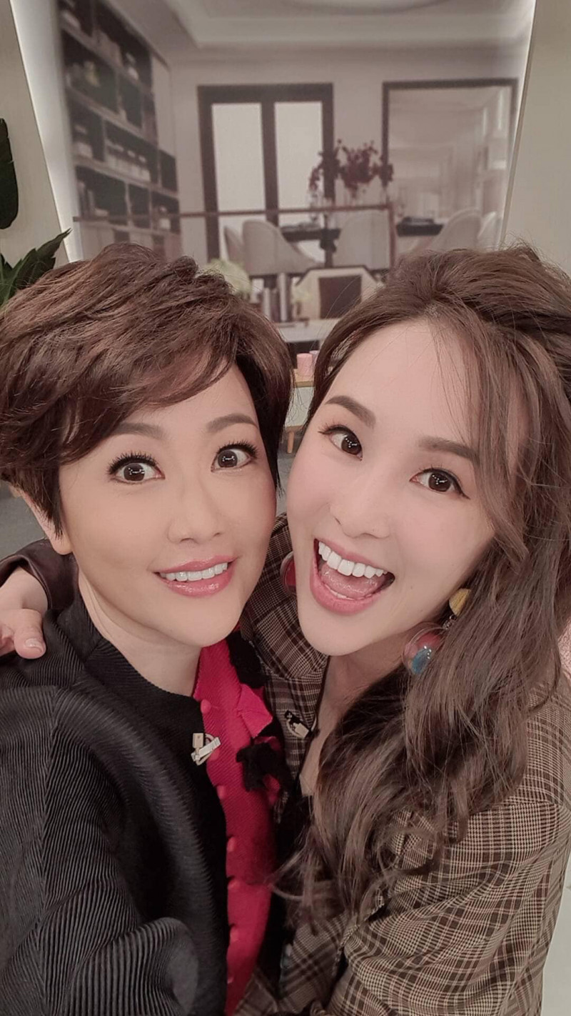 張齡予(右)視寇乃馨(左)為恩人。(張齡予臉書)