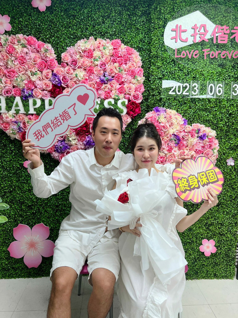 余祥銓、柔柔登記結婚「全白夫妻服超閃」李亞萍反應曝光 - 自由娛樂