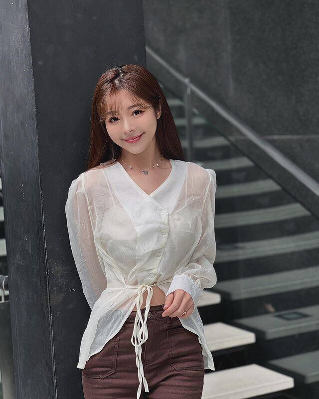 倪暄穿上透視上衣，仙氣十足。（翻攝自IG）