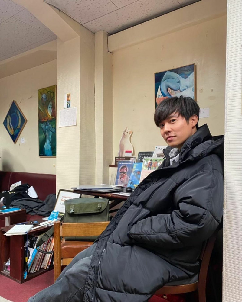 小出惠介在日本百年戲院「川越斯卡拉」拍攝新片《銀平町的電影時光》。（翻攝自小出惠介IG）