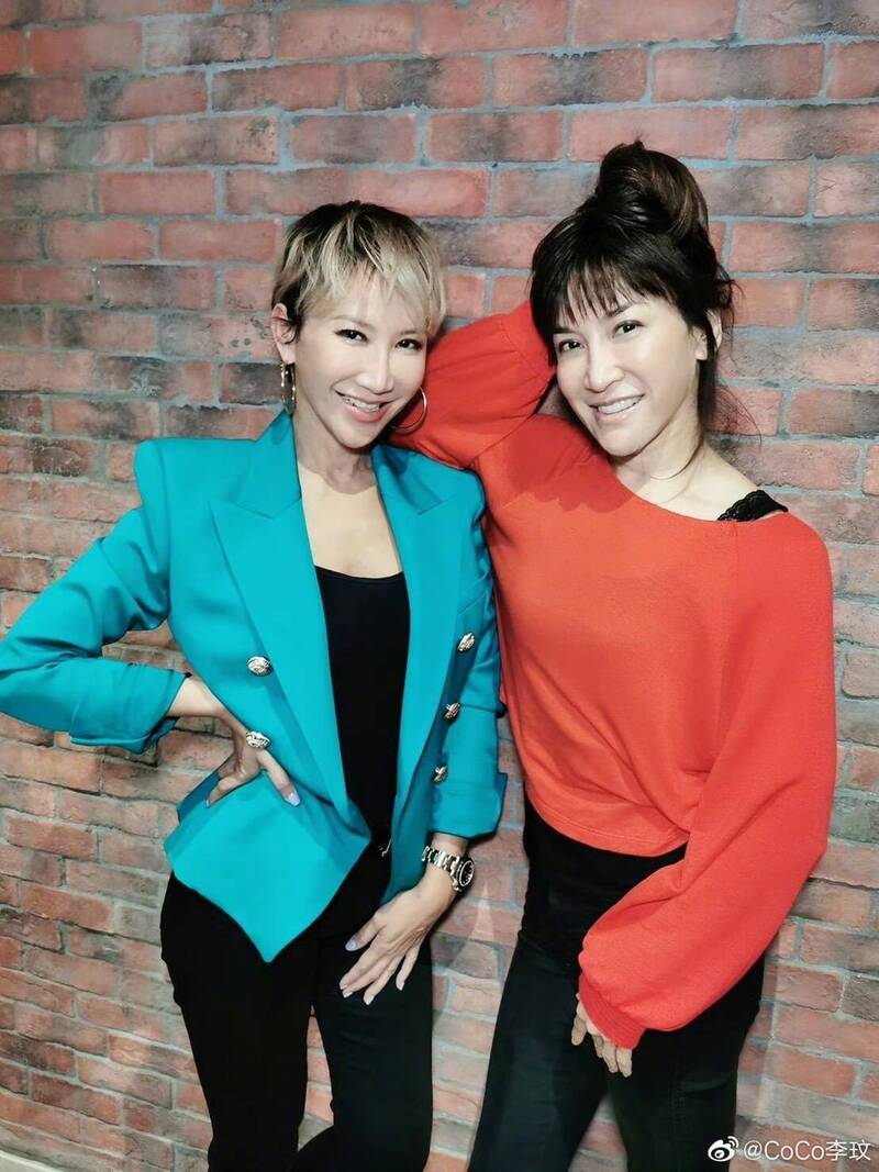 李玟（左）與二姊李思林感情極好。（翻攝自微博）