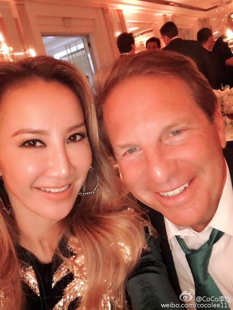 李玟（左）的老公Bruce在二姊李思林正時下，的確返港建李玟最後一面。（翻攝自微博）