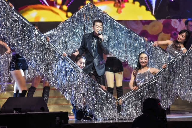 蔡小虎帶來豪華歌舞秀。（民視提供）