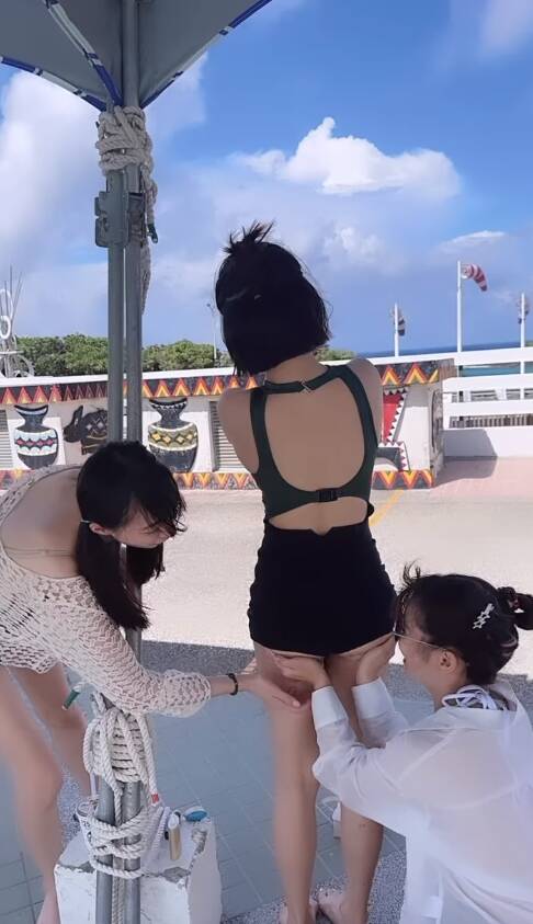 壯壯（中）擦防曬時被琳妲（右）狂捧翹臀。（翻攝自IG）
