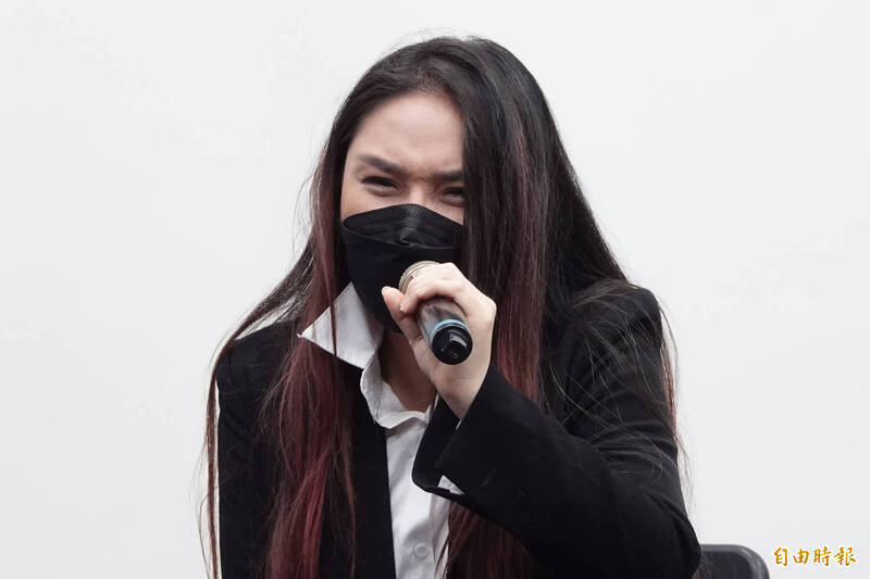 李伊妍上月28日召開記者會，指控廖峻性騷。（記者潘少棠攝）